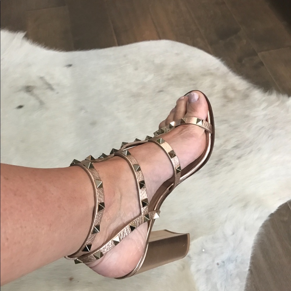 Valentino tan/ blush pink gold stud pumps!